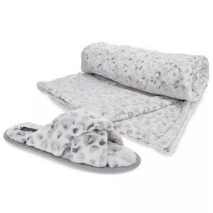 RACHEL Rachel Roy Plush Cheetah Slippers & Blanket Gift Set Cozy NWT